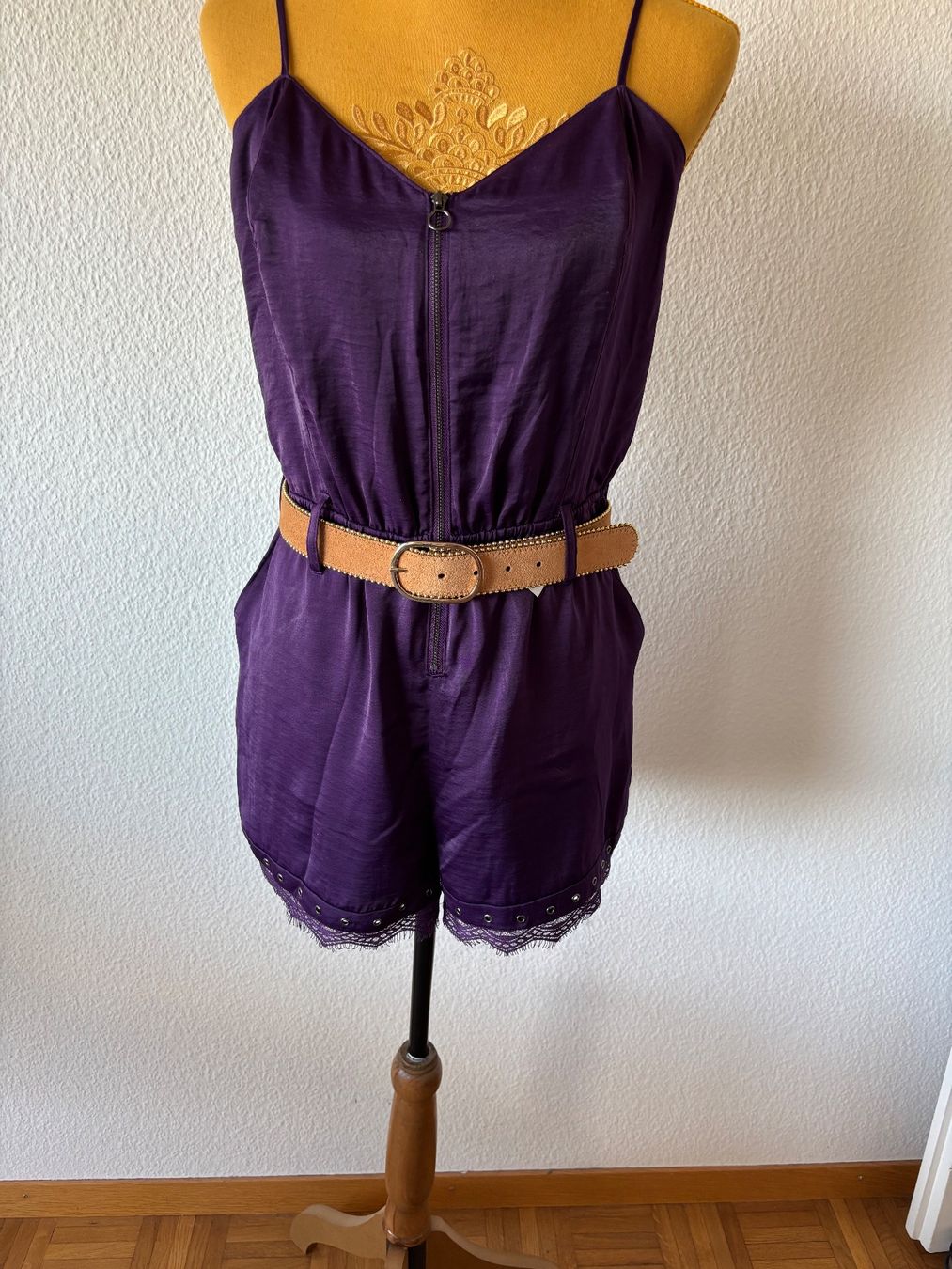 Guess Jumpsuits: Jumpsuit Guess Grösse M – Gebraucht aus Biel-Bienne von sarahthierry