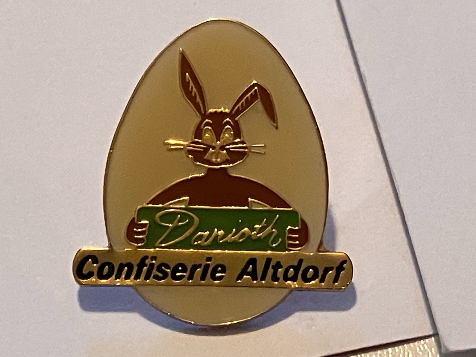 Plaketten & Abzeichen: 1 Pin Darioth Confiserie Altdorf – Gebraucht aus Basel von djwwpp