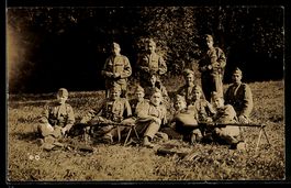 Schweizer Soldaten in Uniform mit Maschi