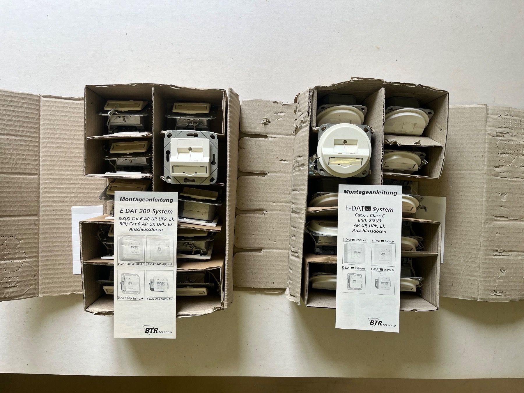 Spine: 20 x Netzwerkdosen Cat 6 LAN, E-DAT 200 System BTR, Internet – Usato da Netstal venduto da spaltflo01