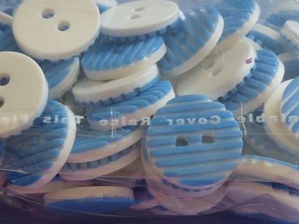 Bottoni: 30 Knöpfe gestreift rot/blau/lila Acryl – Nuovo (secondo la descrizione) da Hinwil venduto da Glasperlen 2