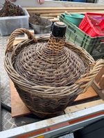 schöne, intakte Korbflasche