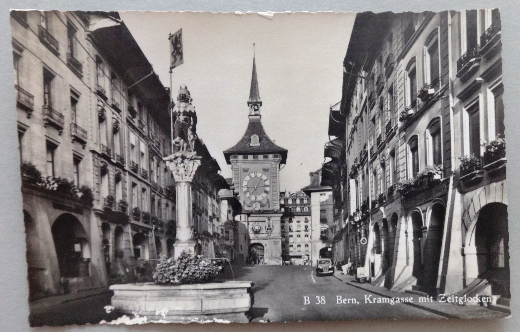 Cartoline postali: Bern, Kramgasse mit Zeitglockenturm – Difettoso da Fétigny venduto da Billy2miny