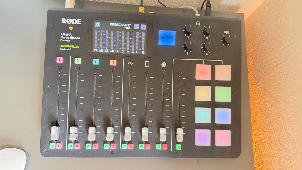 Røde Mischpulte: Rodecaster pro mit Rode PodMic und PSA1+ Studioarm – Gebraucht aus Blumenstein von Sovjknnmll