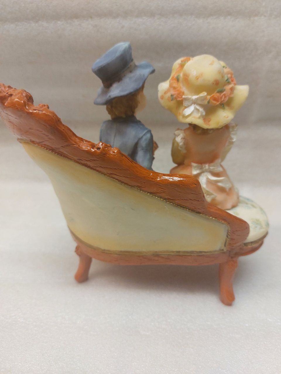 Statuette: Figurine depicting a romantic couple on a small sofa. – Usato da Pambio Noranco venduto da TREBORLOP 2