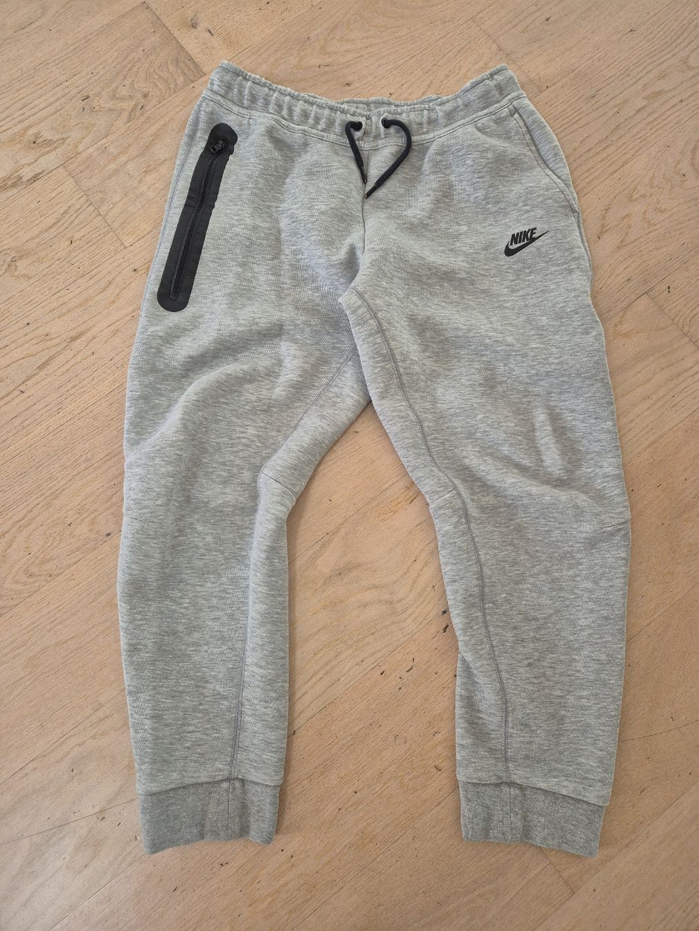 Nike Pantaloni: Nike Jogginghose grau XL Jugend – Usato da Aeugst am Albis venduto da miizli