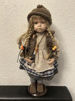 Hübsche Porzellanpuppe mit Winterkleidung, neuwertig.