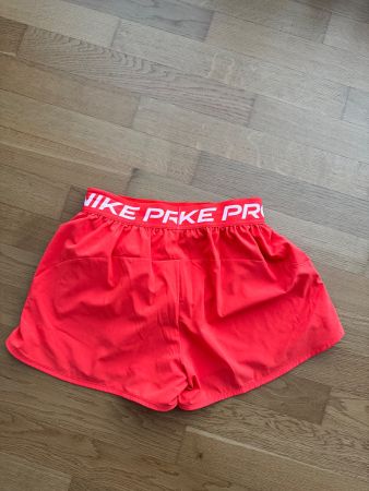Nike Pro Trainingsshorts rot Grösse S, NEUWERTIG