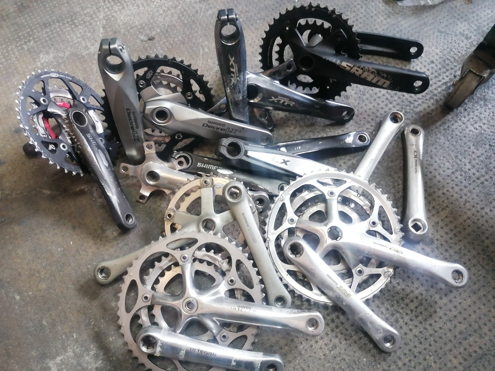 Shimano Ersatzteile: Lot de pédalier Shimano  – Gebraucht aus Lausanne von Frankenstein 1