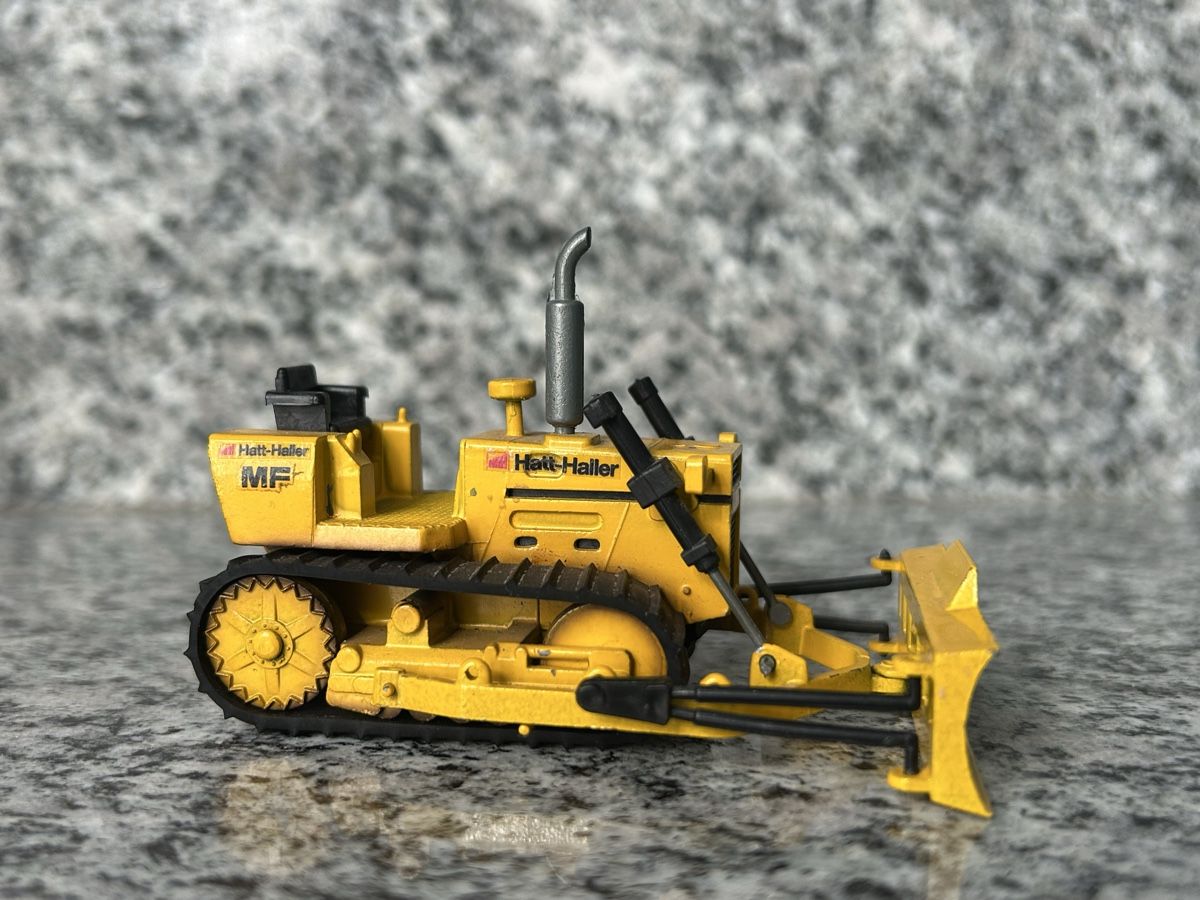 Kit di modellismo & Modellini statici: MF Dozer , 1:50 , NZG – Usato da Horw venduto da Tigercat635 2