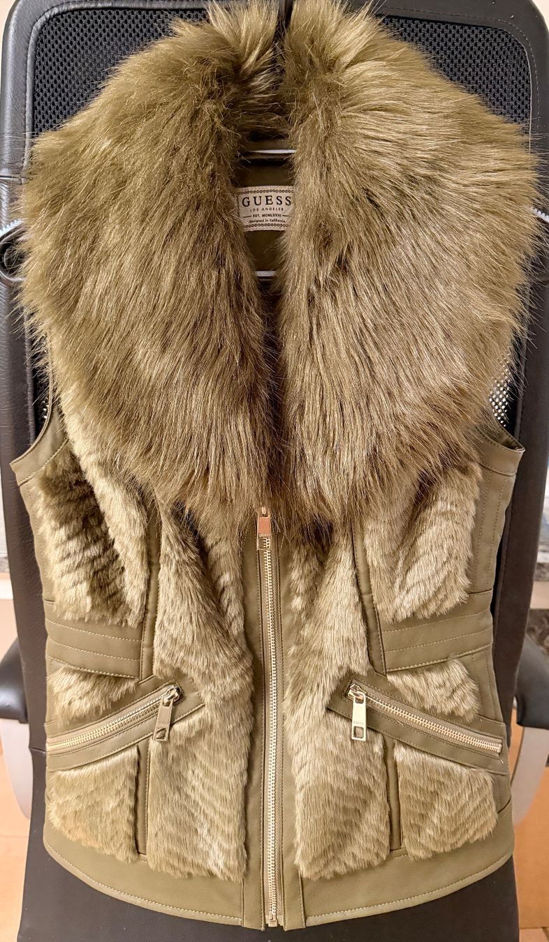 Guess Gilets: Guess Weste – D'occasion à Mönchaltorf par olh_fxn8