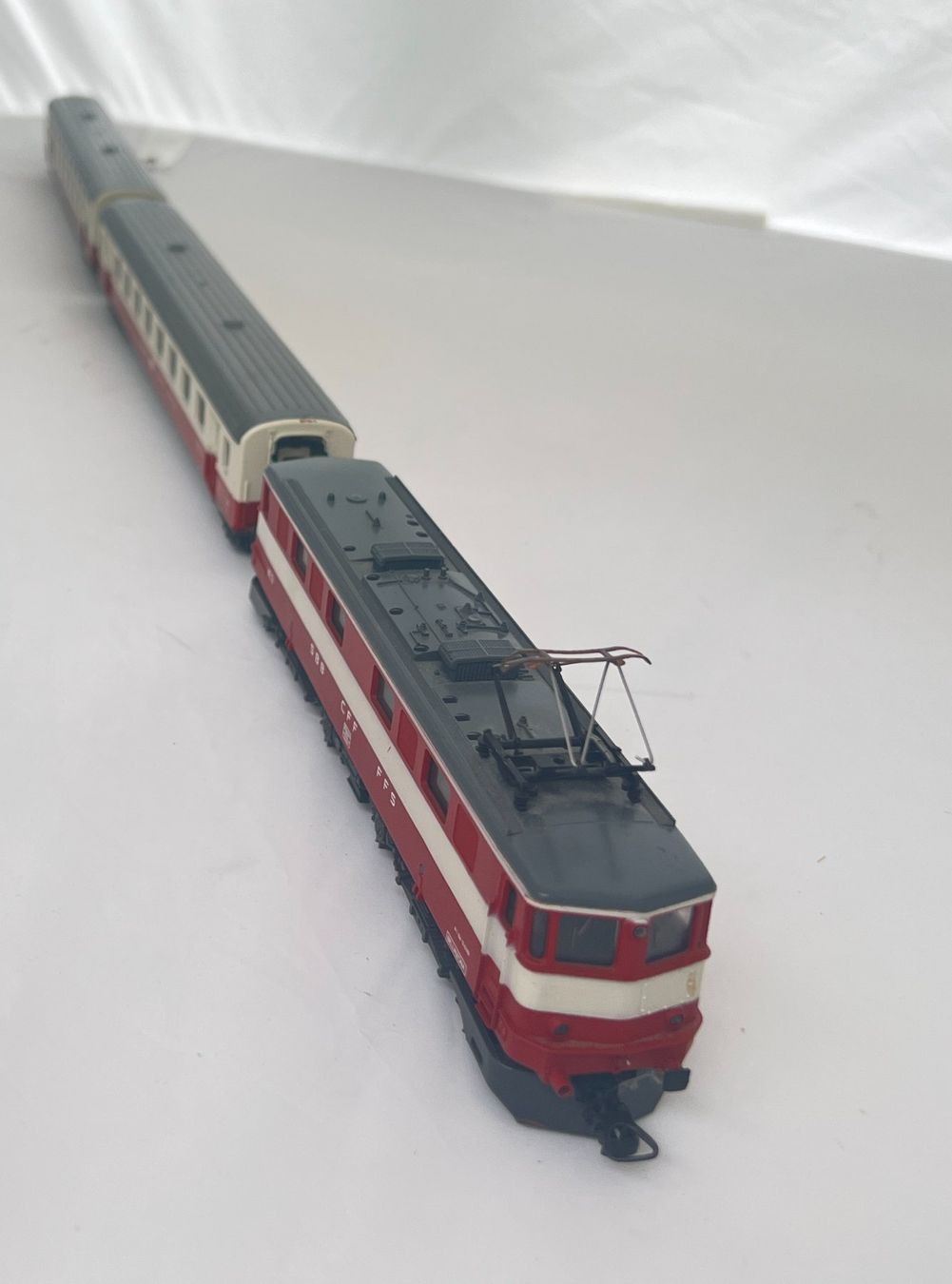 Lima Modelleisenbahnen: Lok mit zwei Wagen von Lima – Defekt aus Zürich von Drahtzug 1