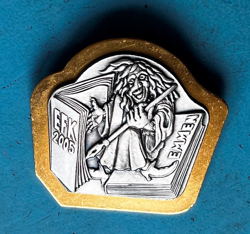Plaketten & Abzeichen: Fasnachtsplakette Emmen Gold 2005 – Gebraucht aus Obernau von Wgnom