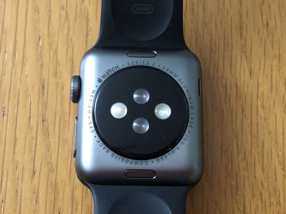 Apple Smartwatch: Apple Watch Series, Akkurestkapazität 97%, Displaydefekt – Défectueux à Aadorf par kar_7xxc 8