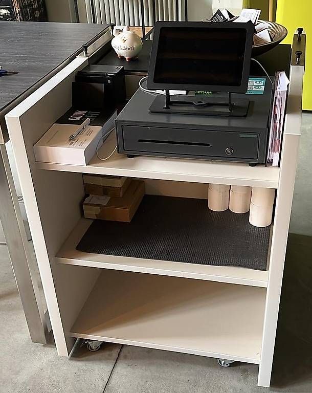 Armoires: Büromöbel vielseitig einsetzbar – D'occasion à Wädenswil par nhe_j5lf