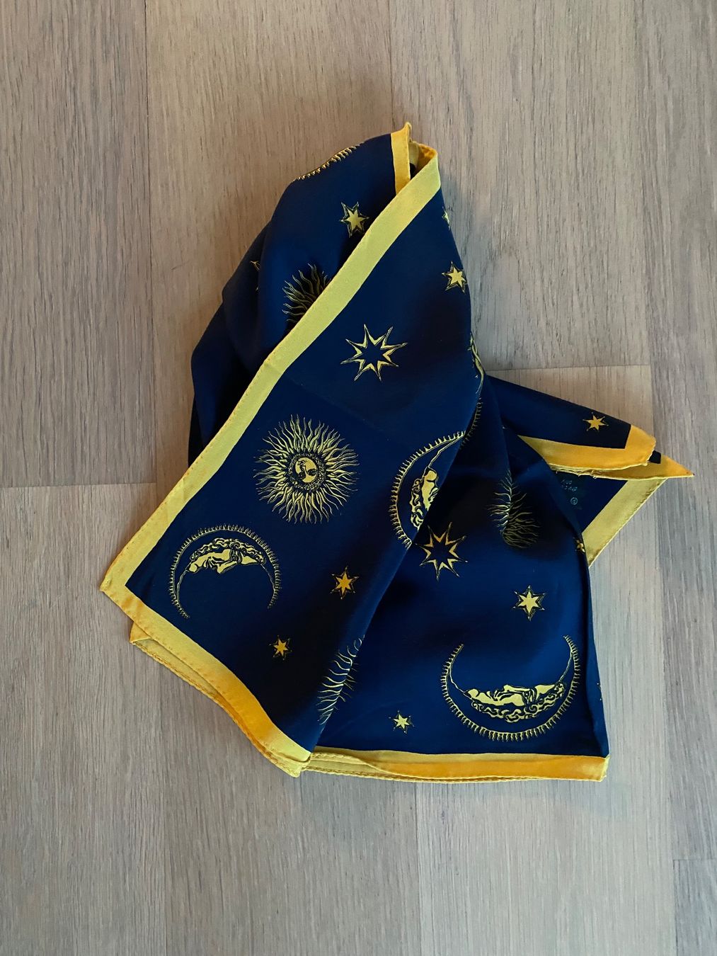 Fabric Frontline Foulard & Sciarpe: Fabric Frontline Seidenfoulard – Nuovo e nell'imballaggio originale da Wallisellen venduto da hub_zyd5