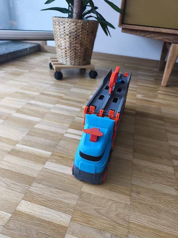 Spielzeuge: Hot Wheels 2-in-1 Renntransporter – Gebraucht aus Bern von jblanchard 2
