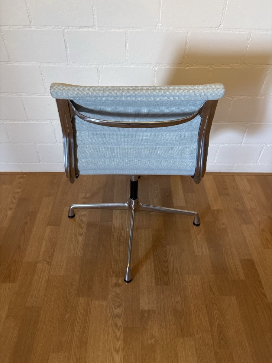 Vitra Stühle: Vitra Eames Alu Chair hellblau  – Gebraucht aus Basel von magnummarine 2
