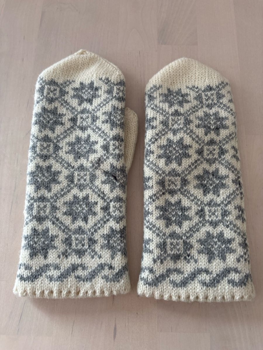 Gants & mitaines : Gestrickte Fausthandschuhe mit Muster Creme/Grau Grösse M – D'occasion à Sirnach par khe_q88w