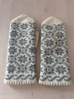 Gestrickte Fausthandschuhe mit Muster Creme/Grau Grösse M
