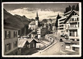 AK Arosa, Strassenpartie mit Kirche und Hotel Schweizerhof