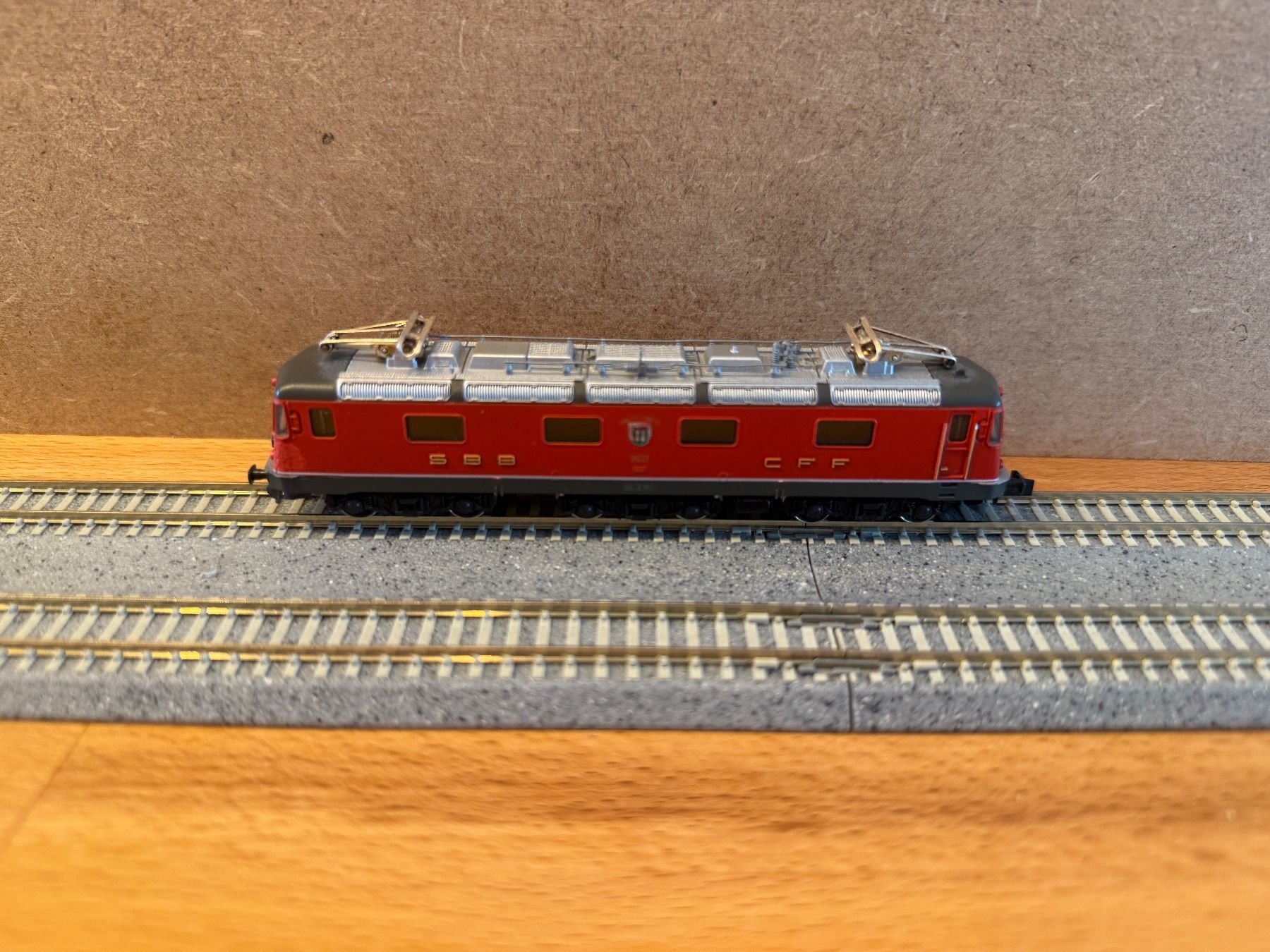 Hobbytrain Modelleisenbahnen: Hobbytrain Re 6/6 in Rot – Defekt aus Diemtigen von Mpsj4