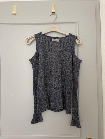 Off shoulder hollister top grey