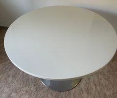 Runder Tisch weiss mit Metallfuss