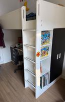 Hochbett und Schreibtisch mit Stauraum