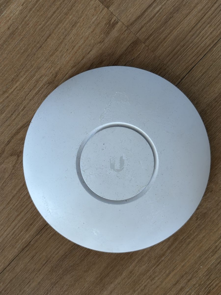 Ubiquiti Modem & Router: Ubiquiti AC Pro – Usato da Cham venduto da totoros