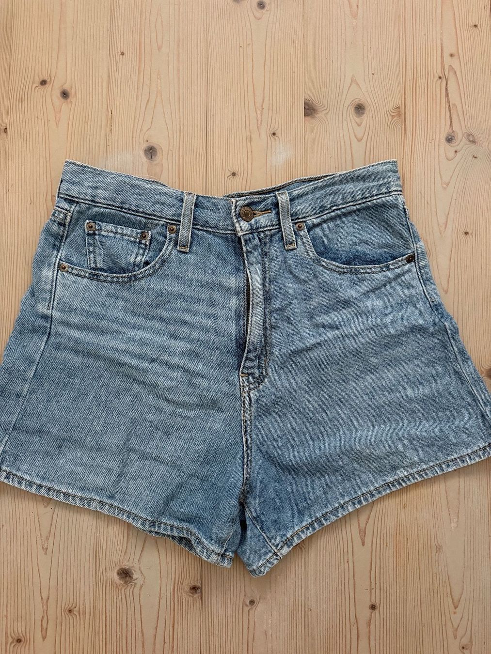 Levi's Jeans: Short en jean Levi's (size W28) – Usato da Delémont venduto da noe_2dvd