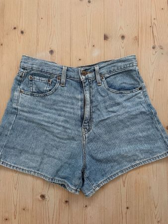 Short en jean Levi's (size W28)