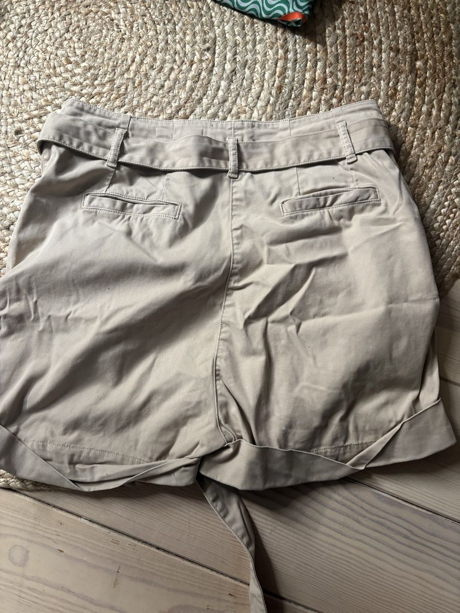 Pantaloni: Essentiel Antwerp Shorts beige 36-38 – Usato da Zürich venduto da chloe26 3