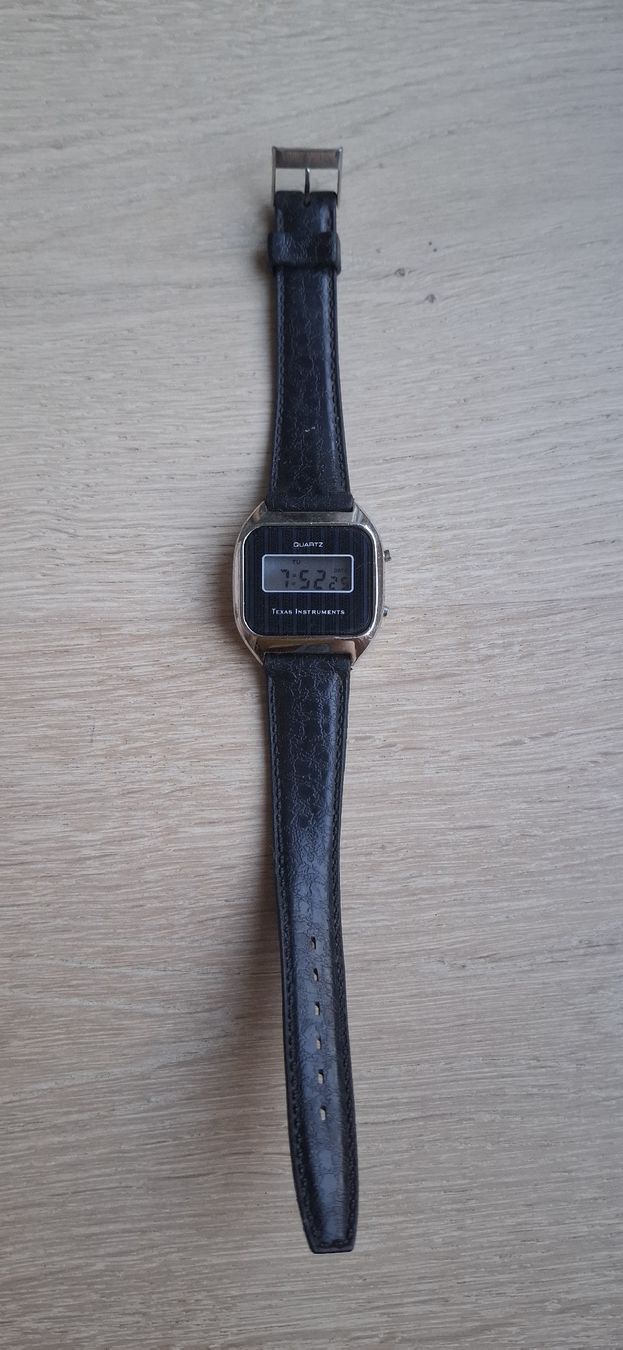 Orologi: Texas Instruments Digitalquarzuhr – Usato da Ruswil venduto da SIMBOB1992