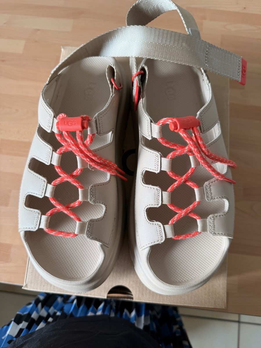 Ugg Damenschuhe: UGG golden glow sandals  – Neu (gemäss Beschreibung) aus Allschwil von let_s2d9