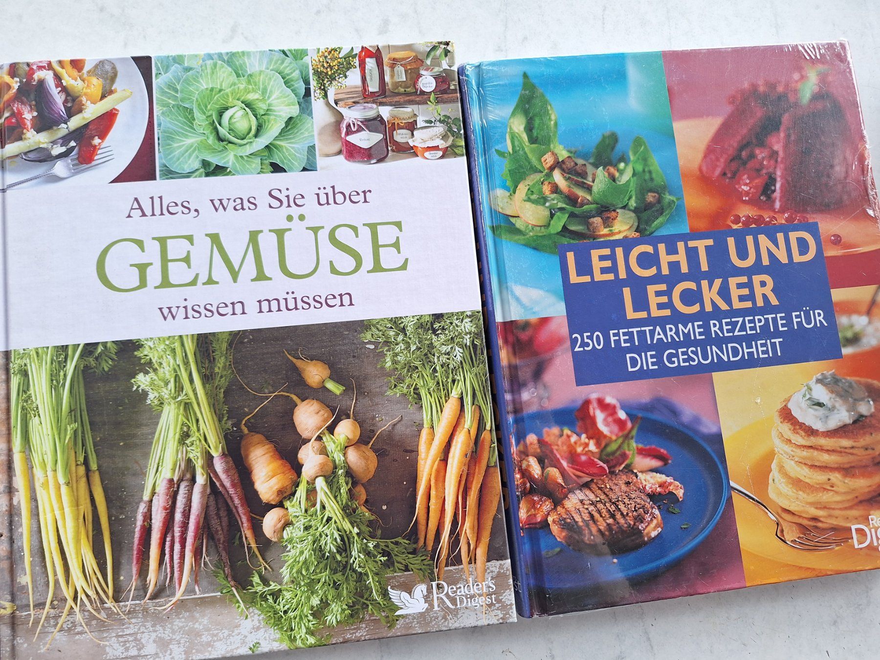Libri: 2 HÜBSCHE KOCHBÜCHER – Usato da Huttwil venduto da Kunterbuntli
