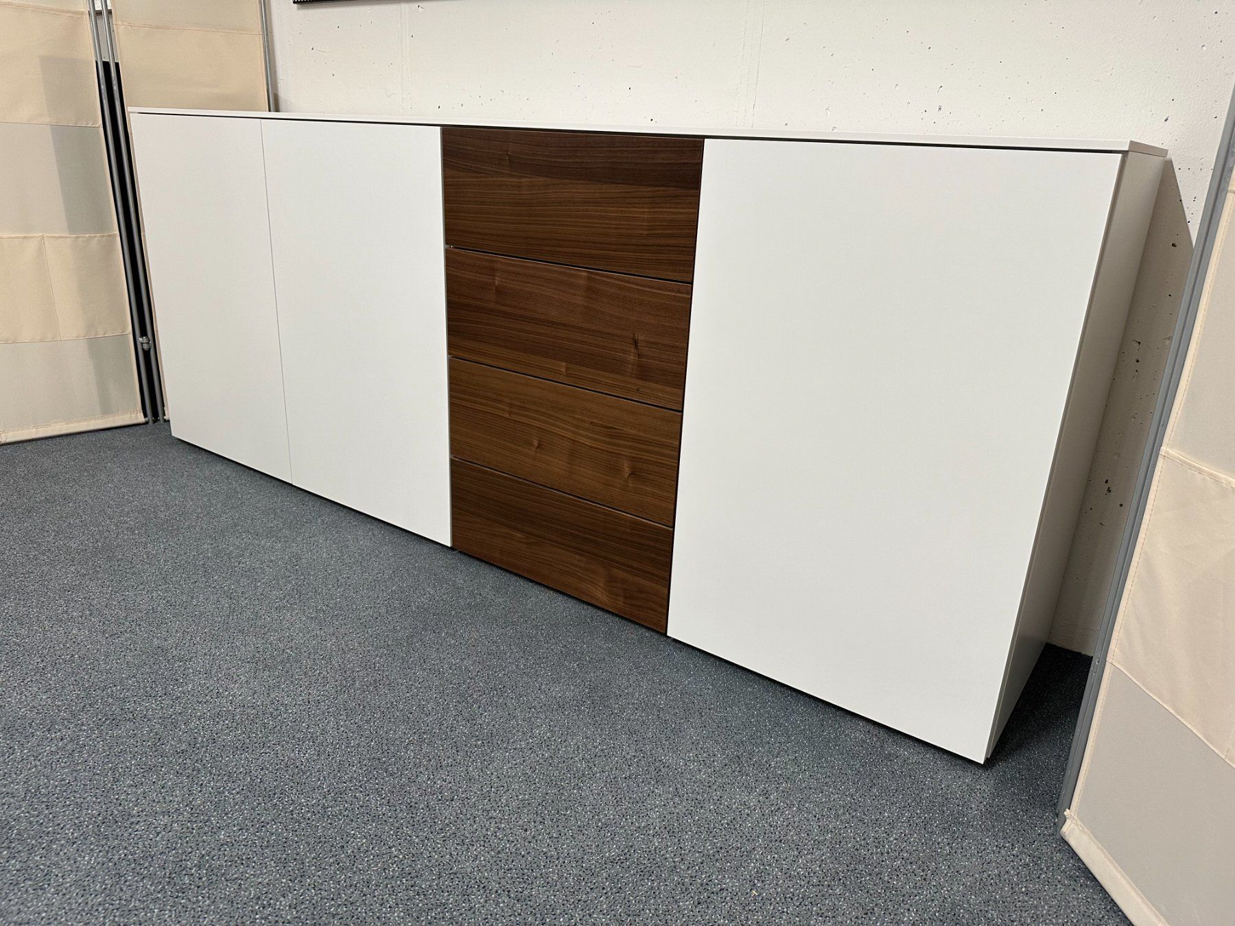 Cassettiere: Sideboard GARDA Lack weiss Nussbaum 200 x 79 cm – Nuovo (secondo la descrizione) da Unterentfelden venduto da moebelrufli 3