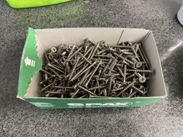 Ein paar hundert Holz Schrauben 4x45