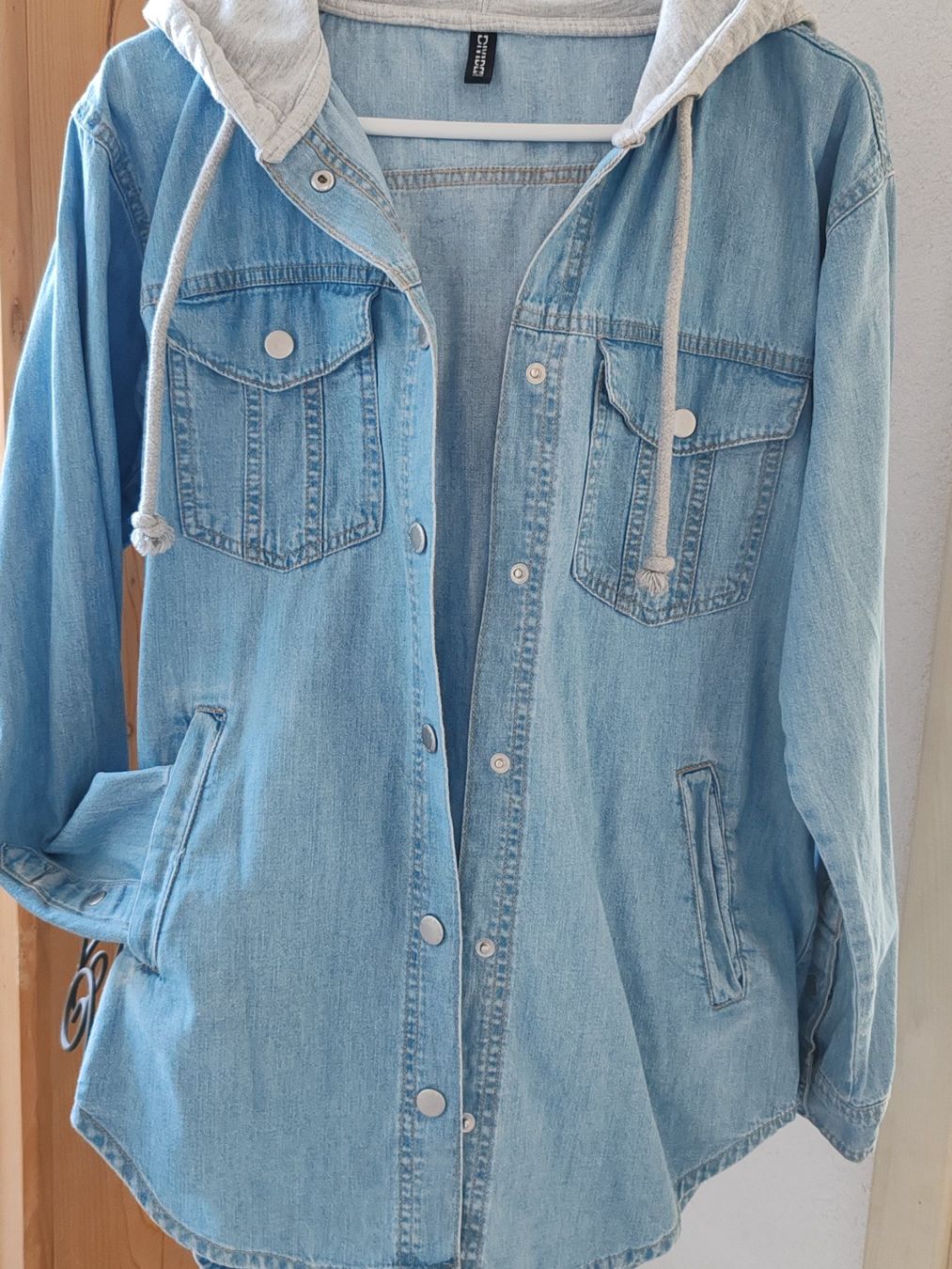H&M Giacche: Jeansjacke mit Kapuze – Usato da Egnach venduto da bgdo26