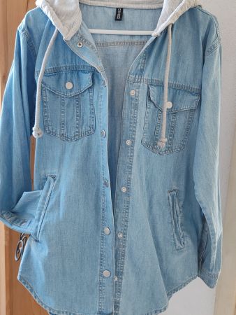 Jeansjacke mit Kapuze