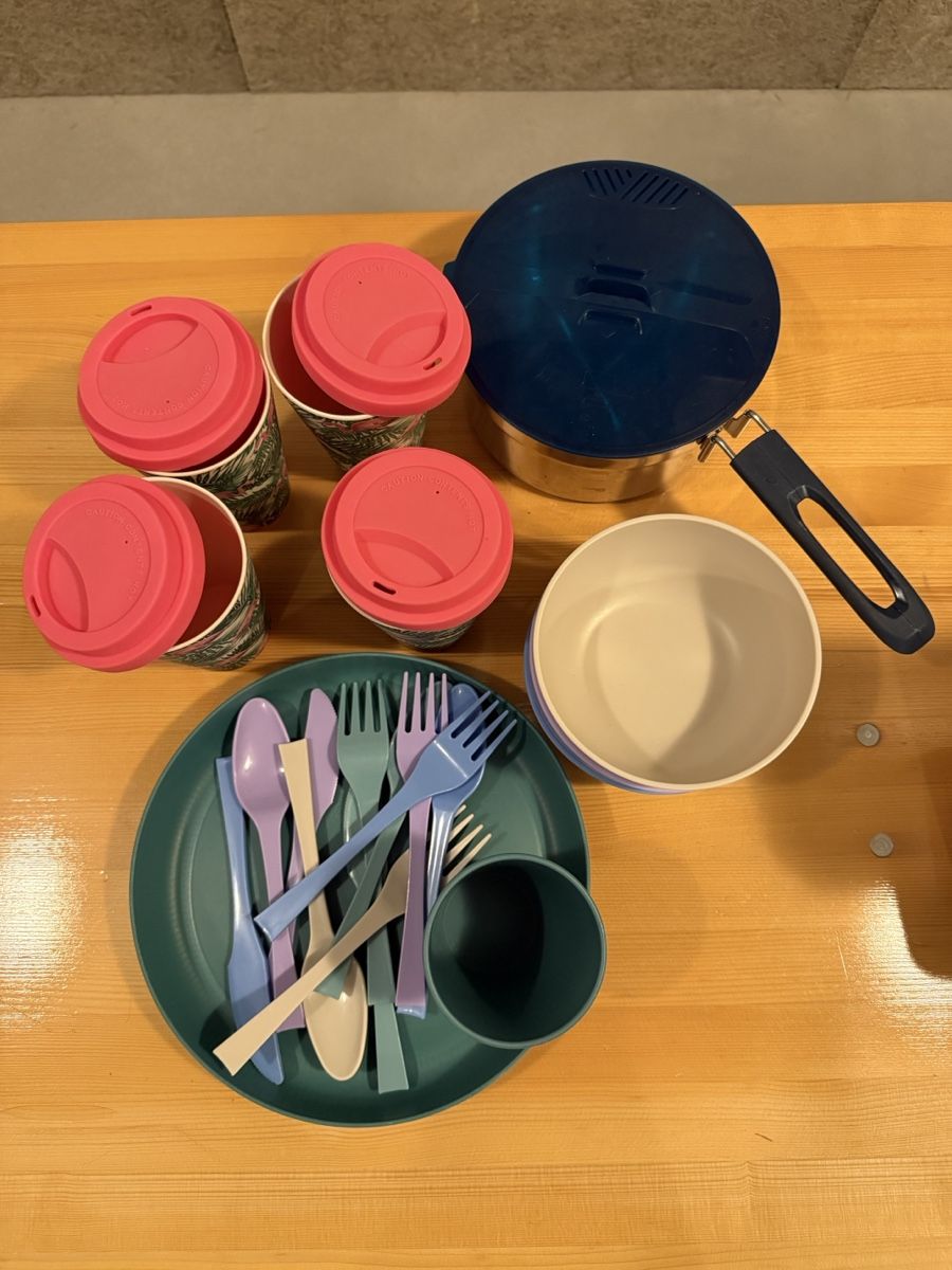 Set di piatti: Camping Cookware Set | Plates, Cups, Utensils – Usato da Zürich venduto da David.1