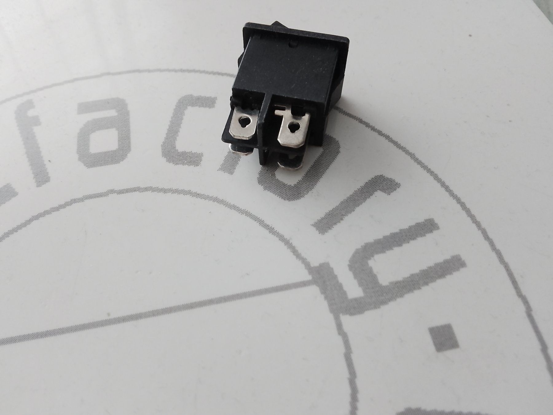 Interruttori: Wippschalter AN/AUS, schwarz, 4PIN – Nuovo (secondo la descrizione) da Luzern venduto da Salefactory 1