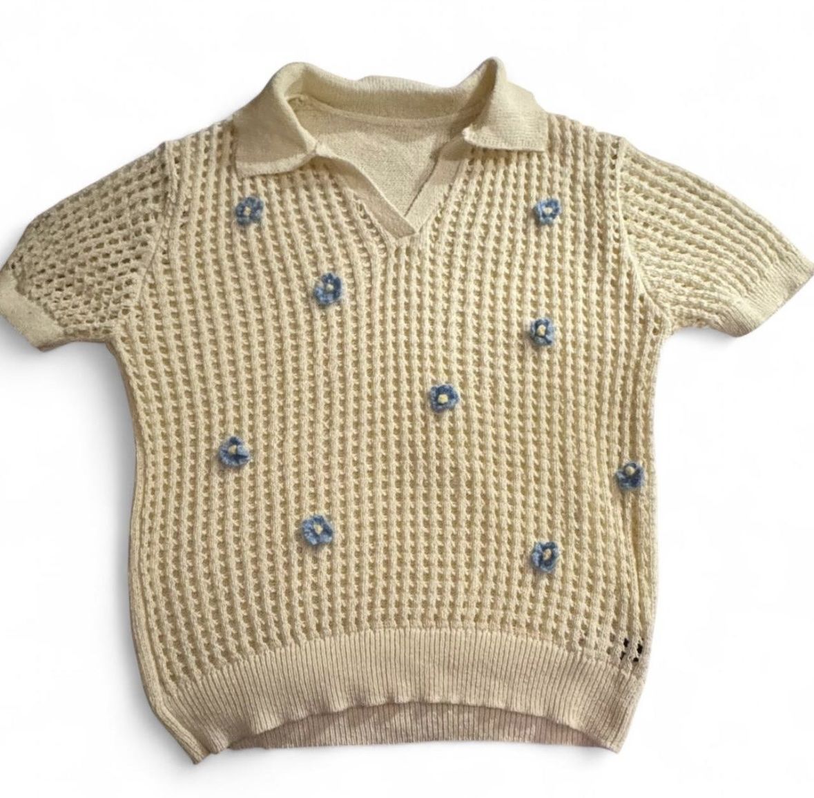 Top: Pull d'été crème avec fleurs bleues – Nuovo (secondo la descrizione) da St. Gallen venduto da lor_q58n
