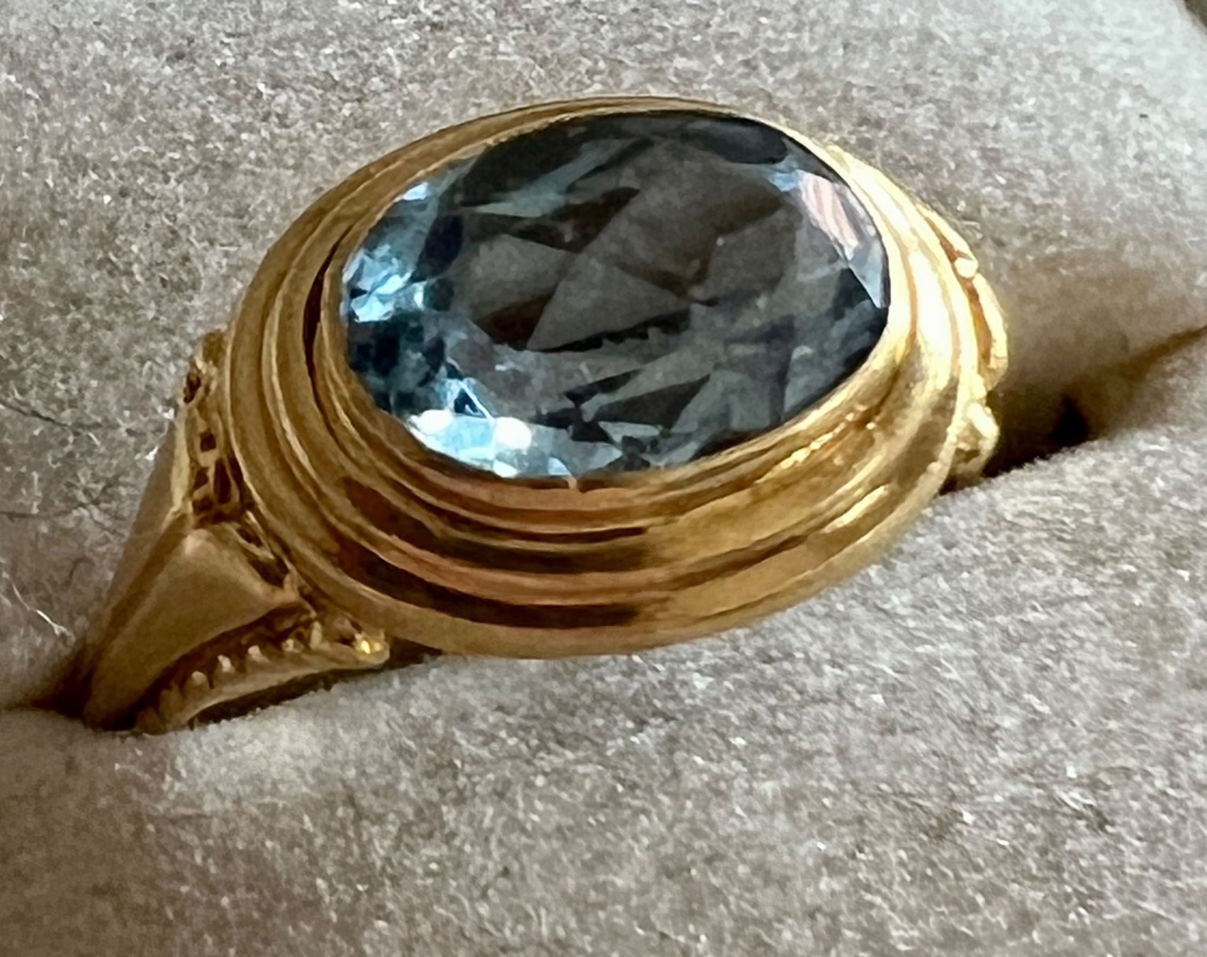 Anelli: Gold-Ring 18K mit hellblauem Schmuckstein – Usato da Chur venduto da Penting1935 1