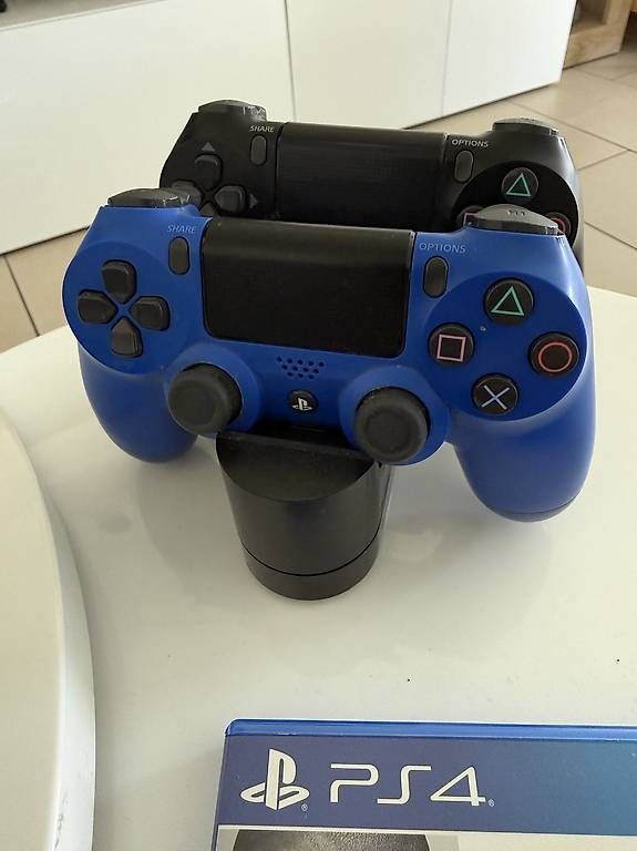 Sony Console: PS4 Pro + 2 Controller + Sony-Ladestation + 4 Spiele – Usato da Cureglia venduto da pie_j2zm 2