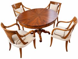 Alter Nussbaum-Tisch, ausziehbar, plus 4 Stühle