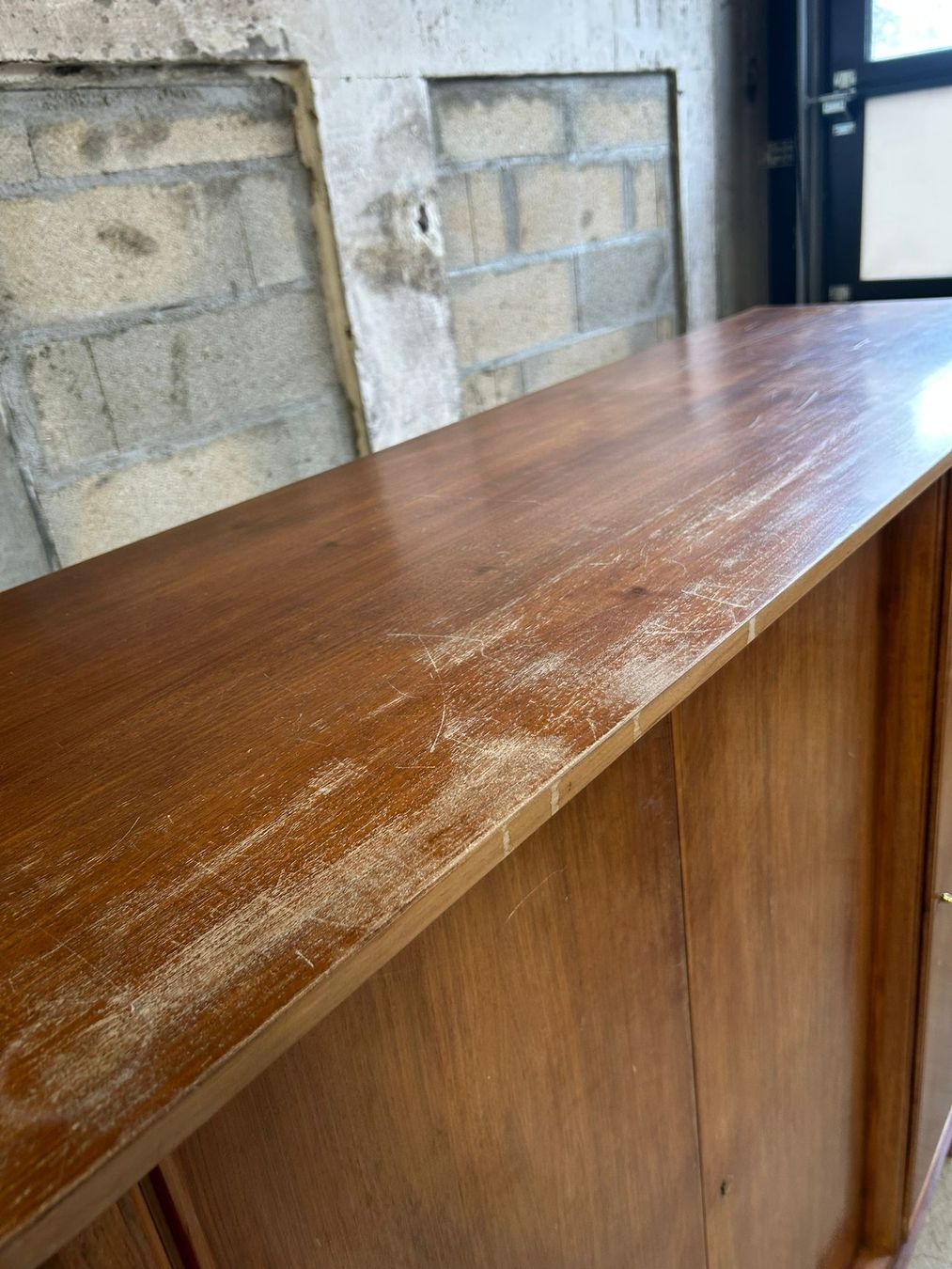 Credenze: Buffet vintage en bois massif – Usato da Echallens venduto da VintageMann 4