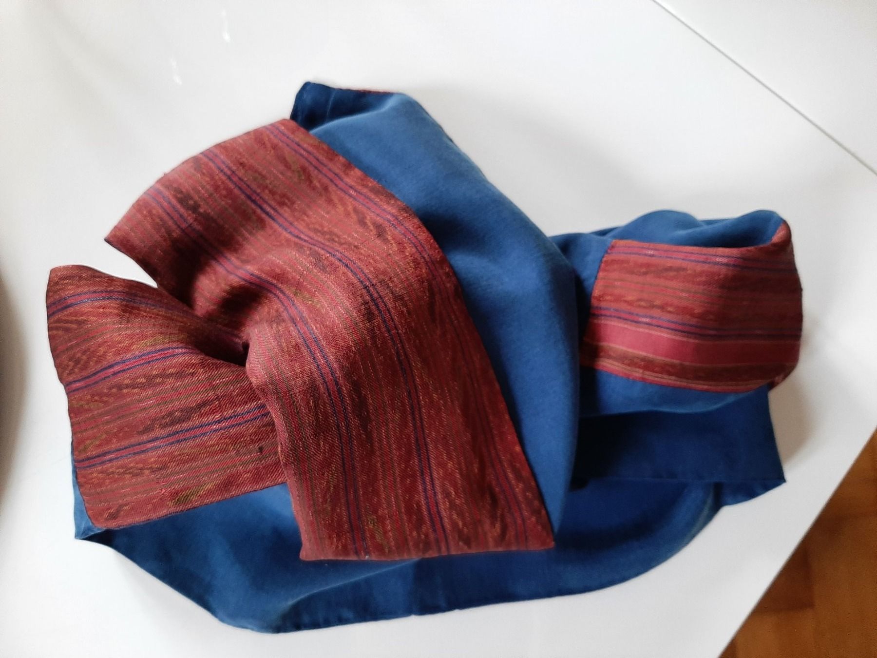 Foulards, Tücher & Schals: Echarpe en soie bleue et bordeau – Gebraucht aus Lausanne von Cognitia 1