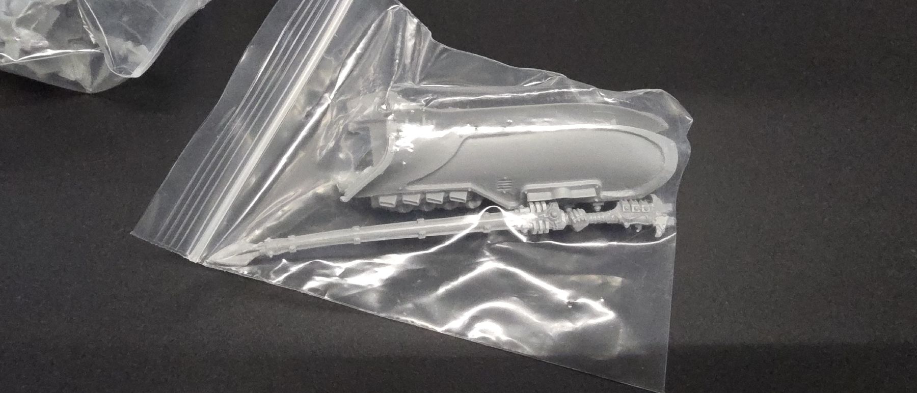 Kit di modellismo & Modellini statici: Adeptus Custodes Jetbike 3 pièces. – Nuovo (secondo la descrizione) da La Chaux-de-Fonds venduto da Oxydro 2