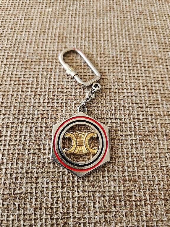 Celine Portachiavi: Celine porte-clés vintage hexagonal triomphe bag charm – Usato da Genève venduto da show88